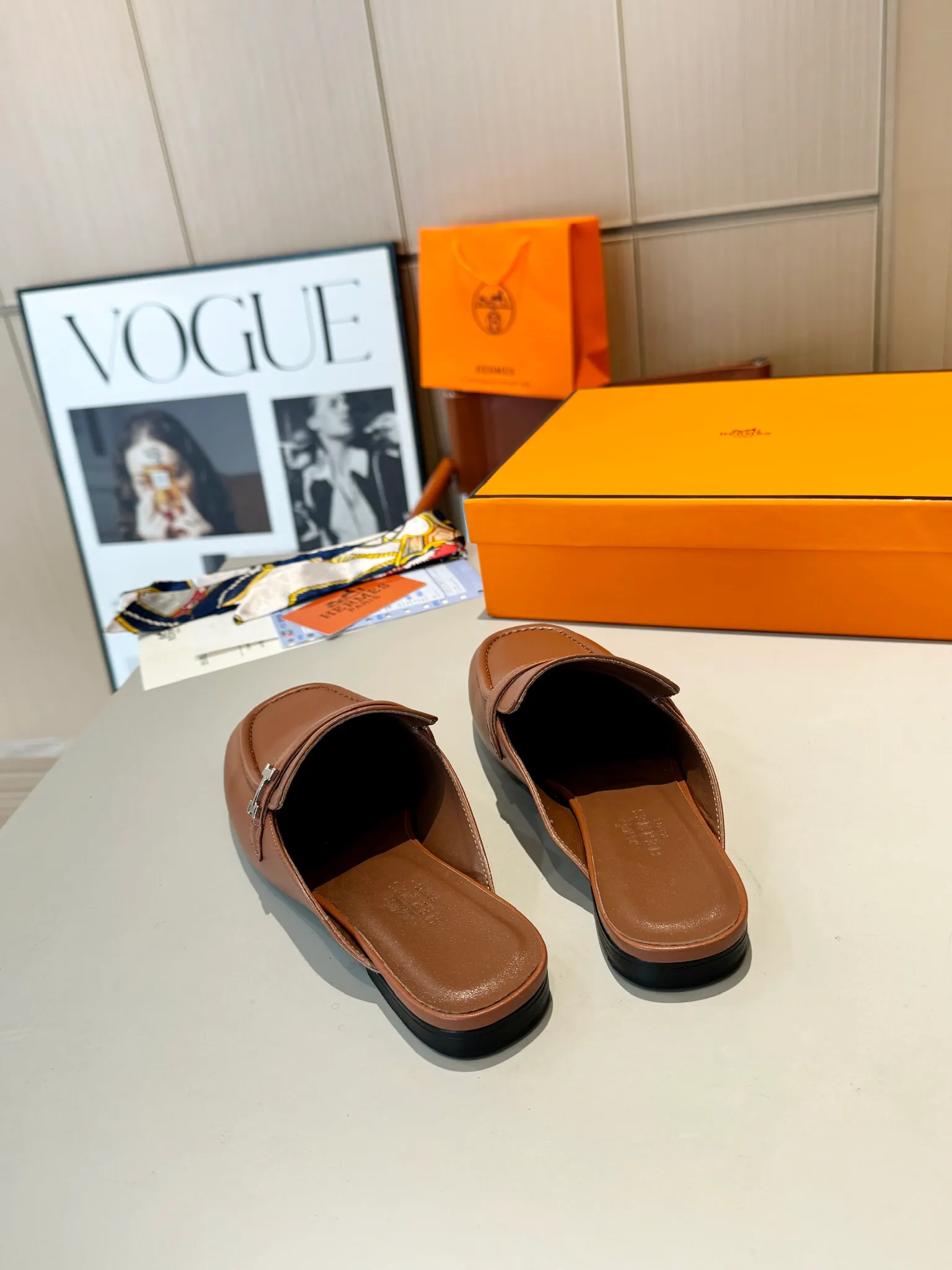 👟👟Ex-factory price 520👟👟 Hermes Groupie square-toe H-buckle mules, half-drag high heels and flat heels; the foot feel at the counter is invincible, groupie Mule shoes are made of h-buckle canvas and calfskin with mini silver Paris shoe buckles and contrasting piping. They are super beautiful in real life. Upper: imported original calfskin/original molded fabric. Lining: sheepskin. Outsole: Italian genuine leather outsole. Original packaging. Heel height: 5cm and 2 types of flat heel. Size: 35-41 (customized in size 42). Color: 6 colors.